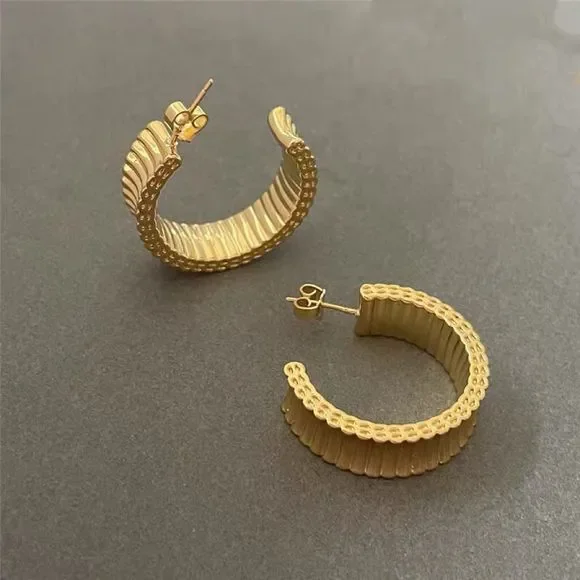 18K Gold Plated Minimalistic Bold Striped 3D C Hoops Earrings - Picture 3 of 9